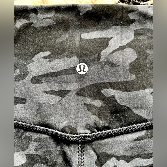 LULULEMON Knee Length Spandex Exercise/Workout Pants (Camouflage Print) (Size 8) - Picture 6 of 8